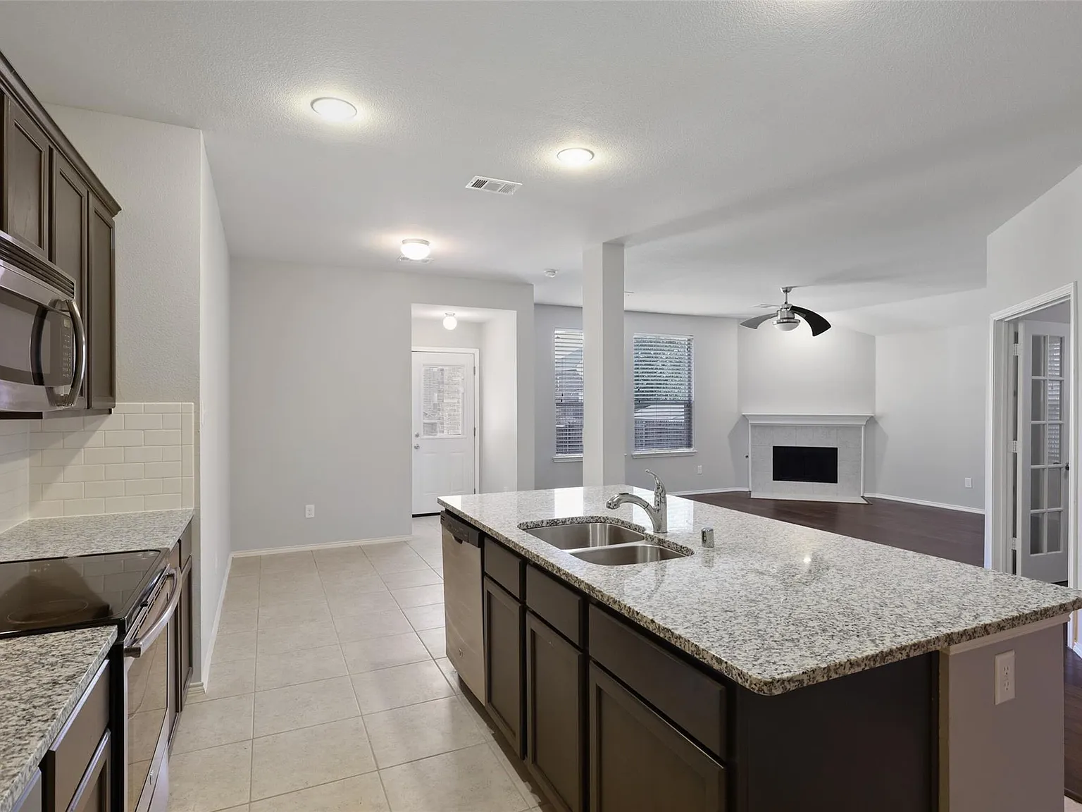 3 bed, 1859 sqft, $2,200 — Photo 2