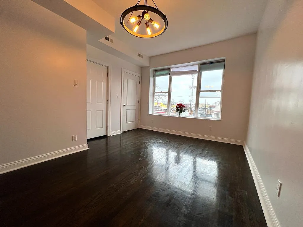 3 bed, 1100 sqft, $1,700 — Photo 1
