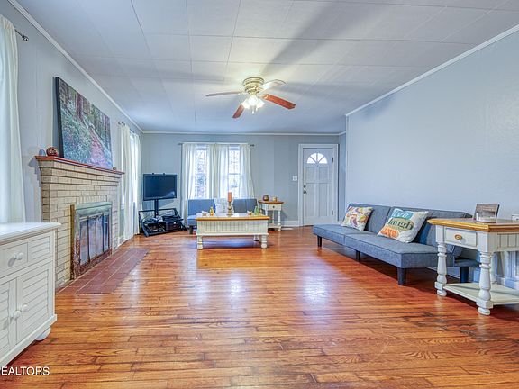 3rd image of 910 N C St