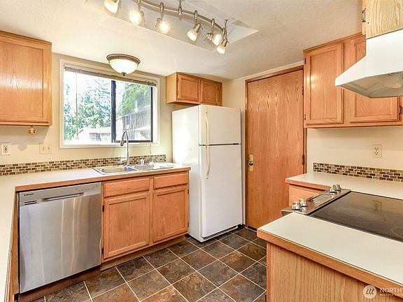 4th image of 7620 194th Avenue E
