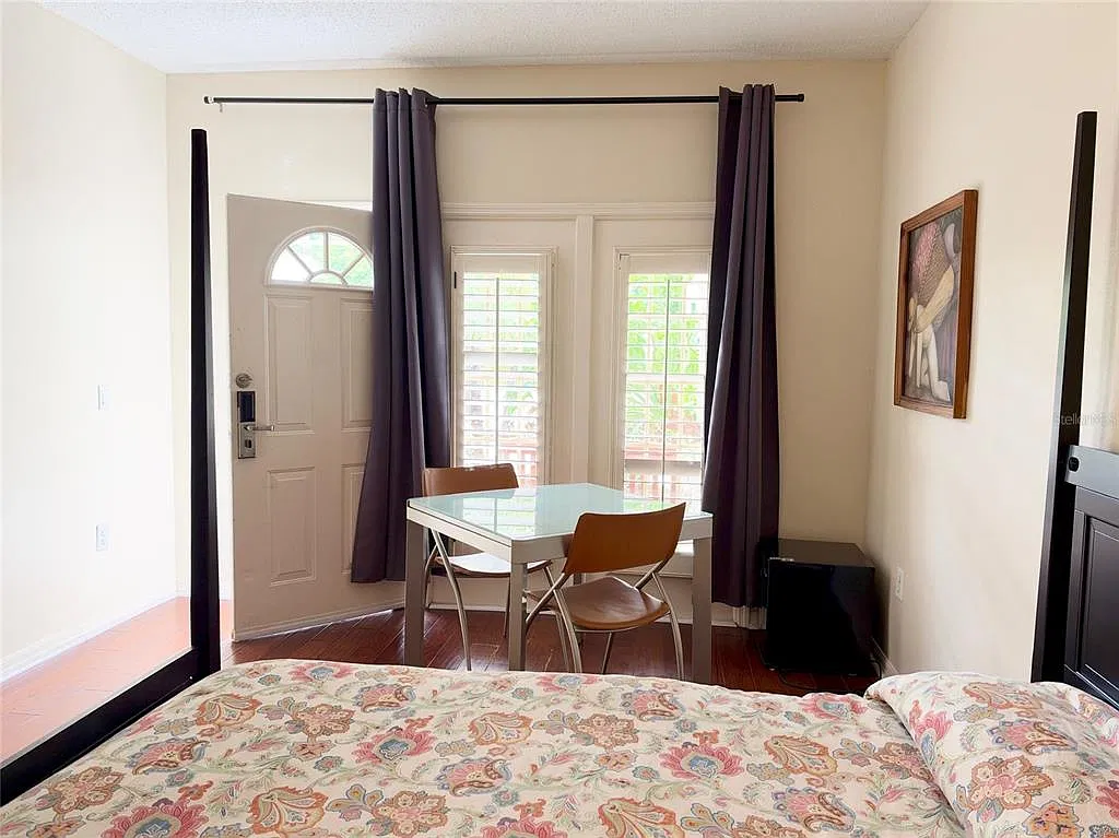 1 bed, 1.0 bath, 300 sqft, $1,300 — Photo 4