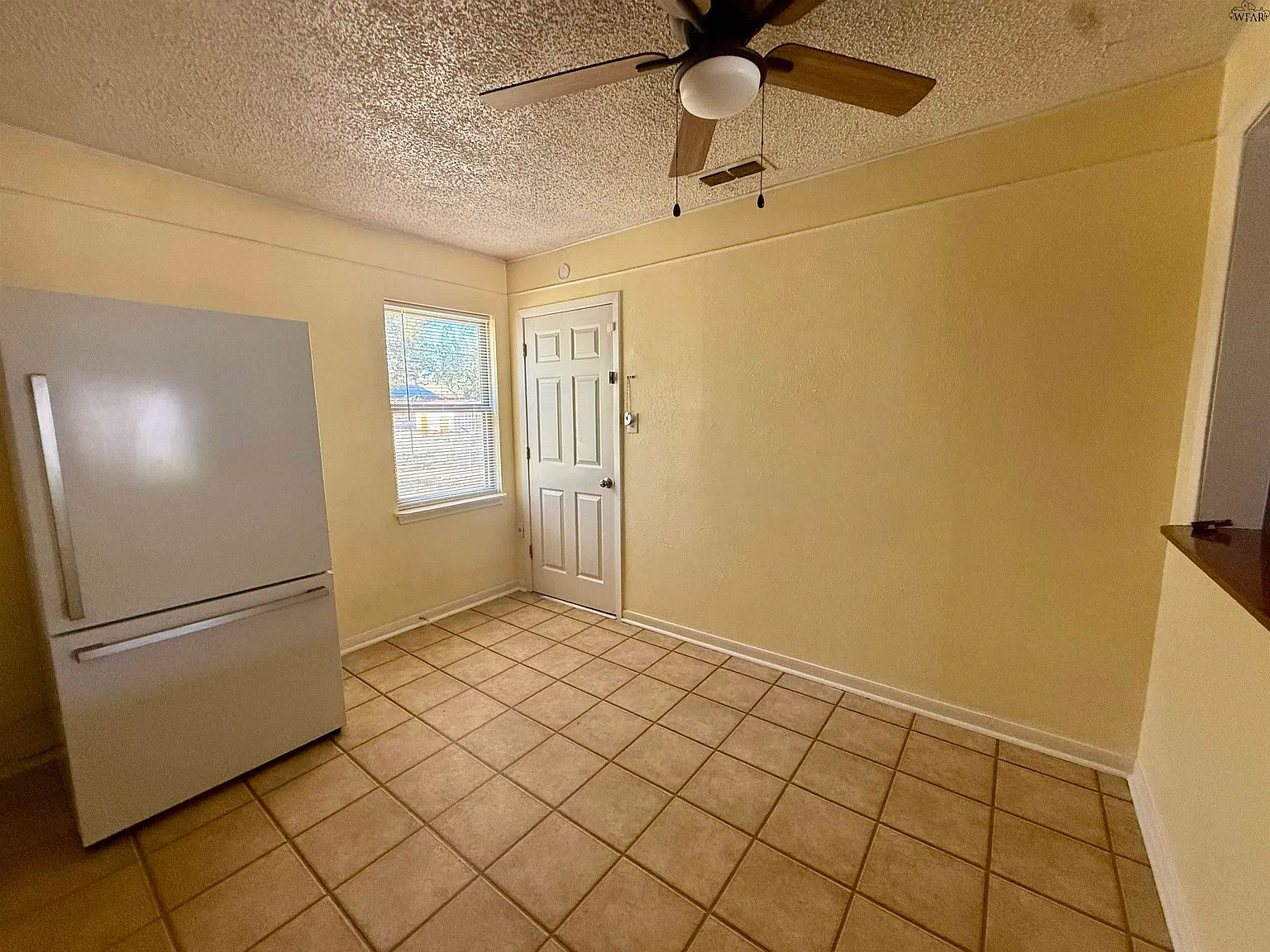 3 bed, 1.0 bath, 943 sqft, $1,300 — Photo 4