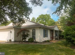 1 Lake View Ter, Columbus, NJ 08022