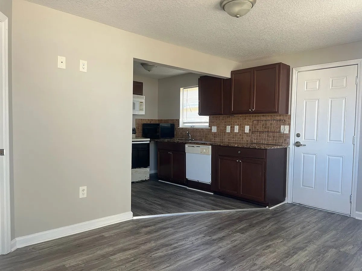 Building Photo - 706 Mitchell Dr #6