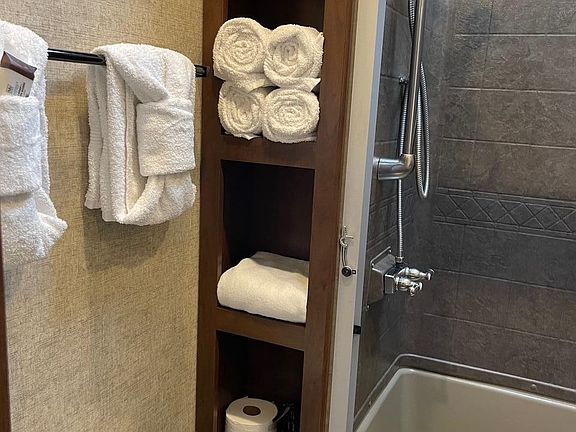 5th image of 4229 E Pkwy #203