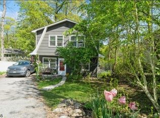 52 Old Coach Rd, Vernon, NJ 07462