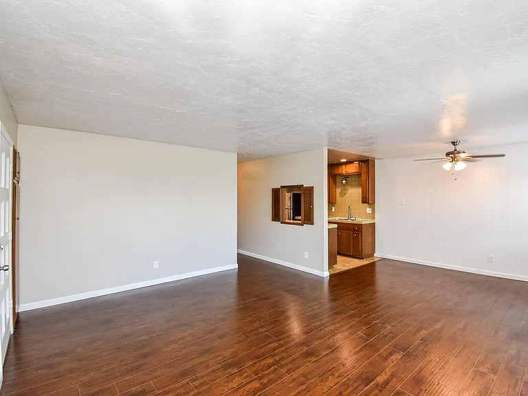 Megan Court Apartments — Photo 31