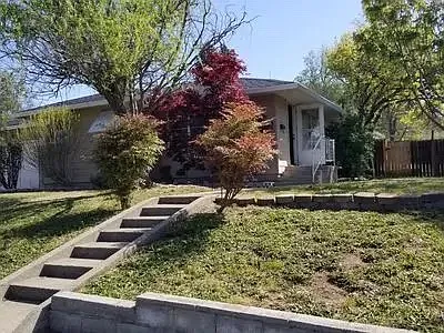 911 NE Campus Dr — Photo 18