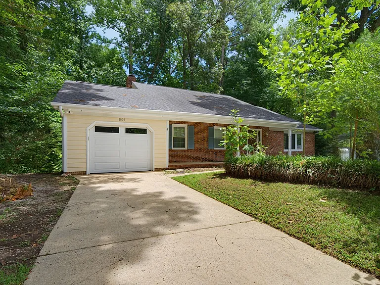 1003 Manchester Dr — Photo 2