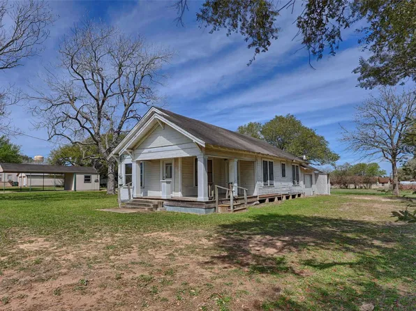 820 W Fairwinds St, Hallettsville, TX 77964