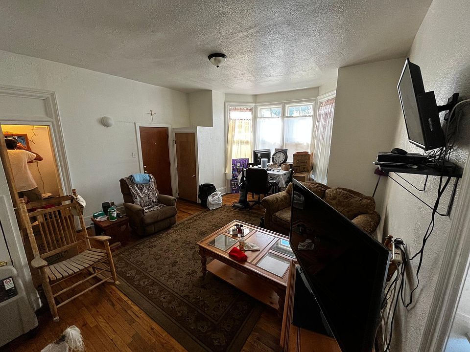 1st image of 727 E 5th St