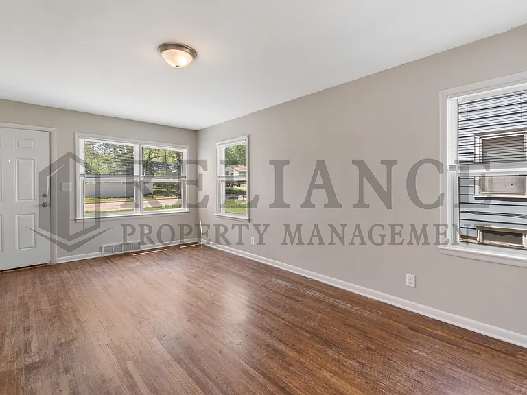 1122 S Quentin St — Photo 3