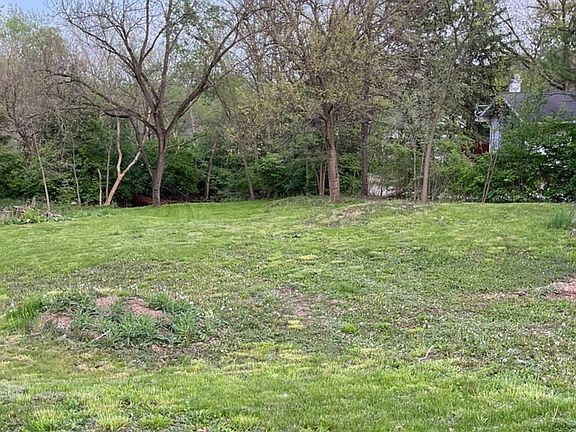 3rd image of 17 E Lyncliff Dr