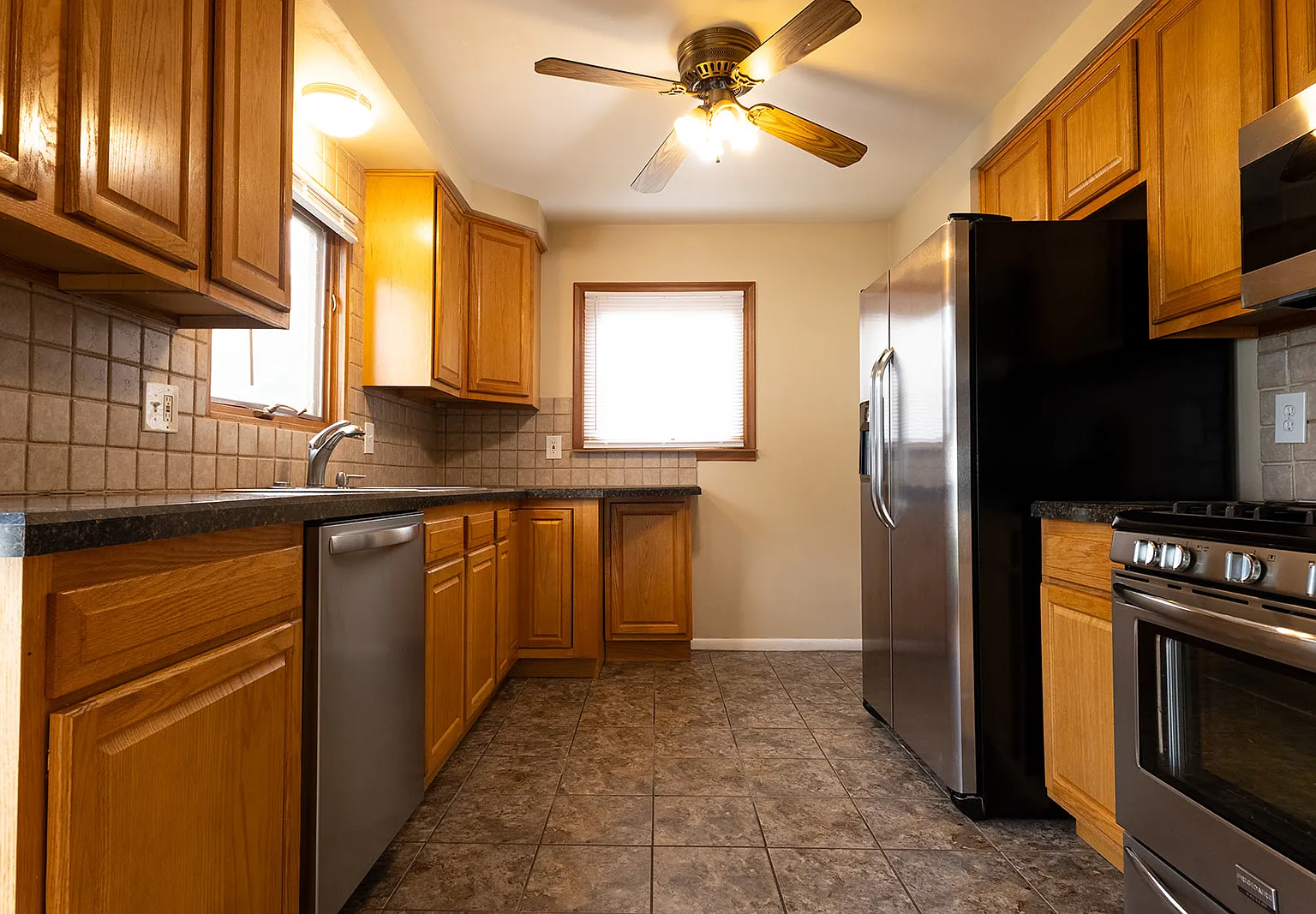 3 bed, 1000 sqft, $2,000 — Photo 2