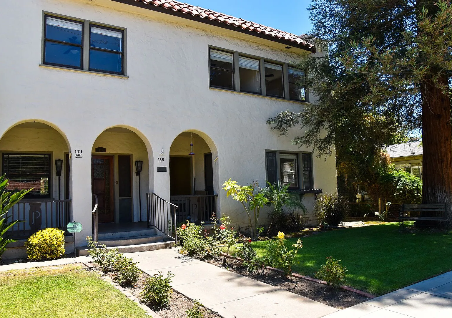 ~ Old Towne Orange Living 2 Story 5 Bedrooms 2 Bath — Photo 1