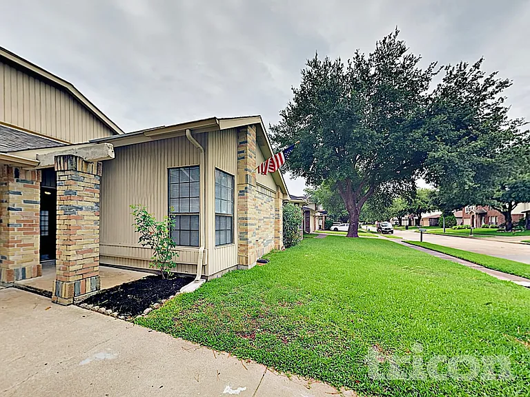 7811 Bluff Trail Dr — Photo 24