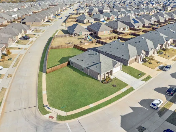 3260 Hunters Glen Dr, Aubrey, TX 76227