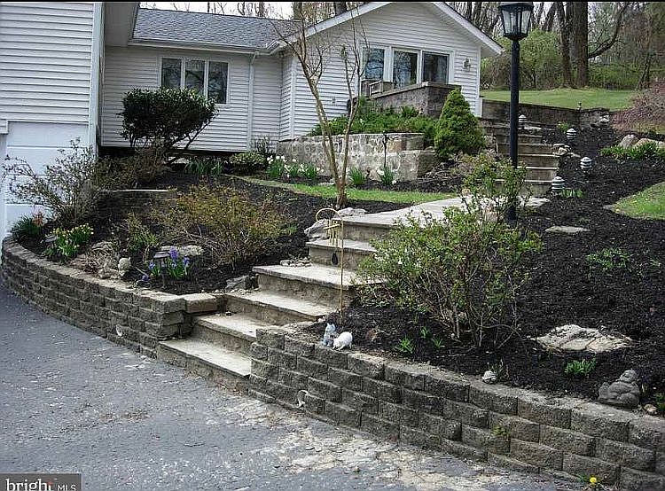 2nd image of 17 Lantern Ln