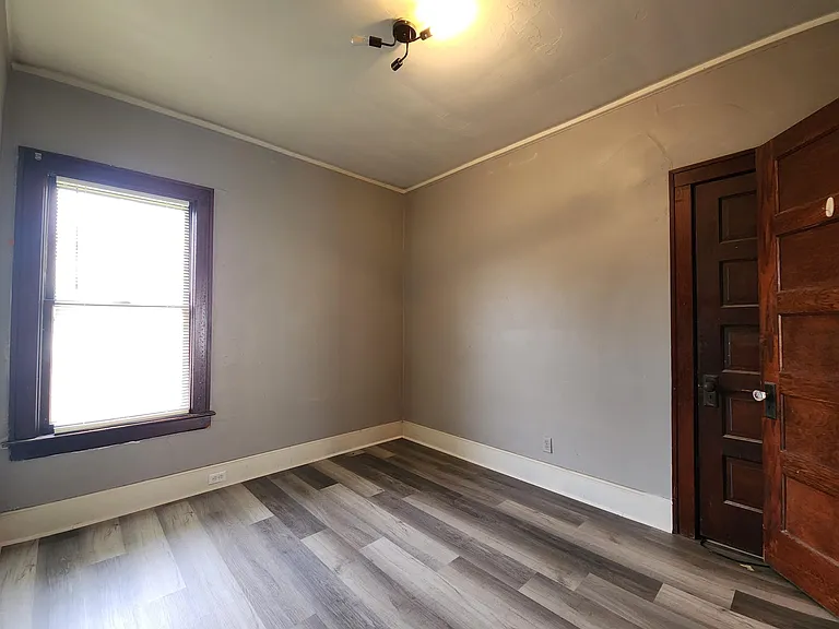 805 N Linn St — Photo 5