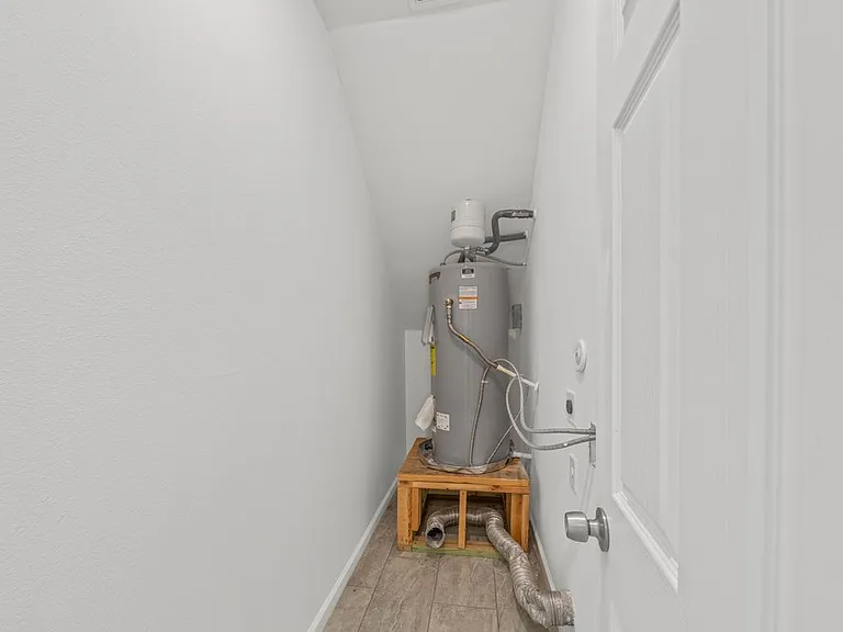 323 Gabriel St #201 — Photo 13