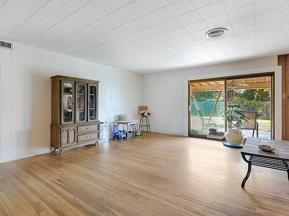 2nd image of 418 Robinhood Pl