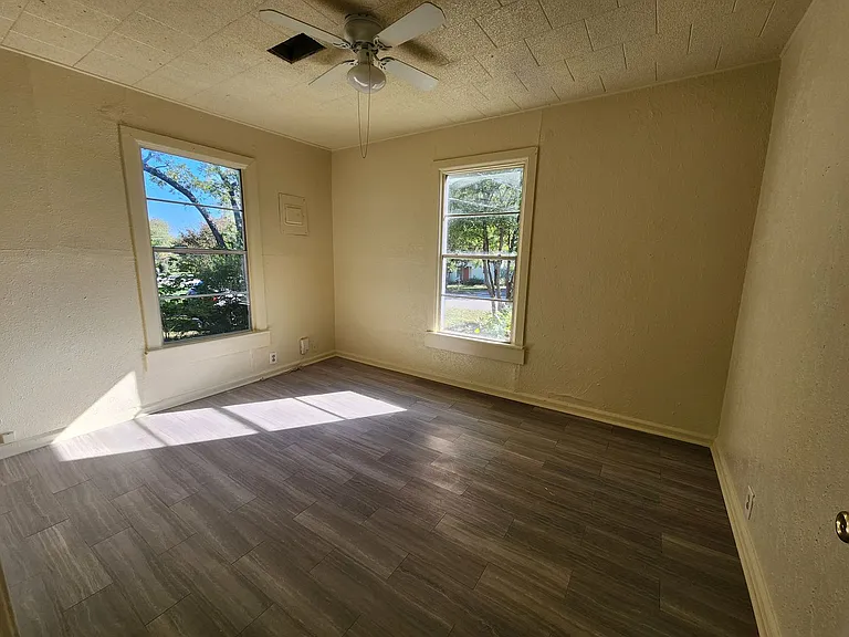 1516 Lindsey St — Photo 5