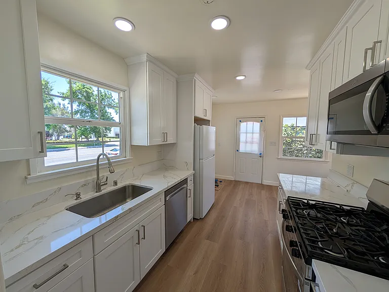 469 E Bonita Ave — Photo 5