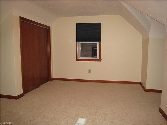 4th image of 2070 Hillcrest Ave