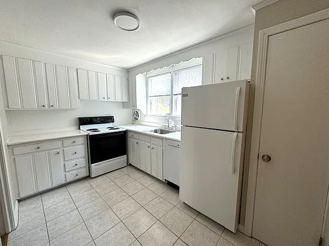 Sedgwick & Woodrow Apartments — Photo 15