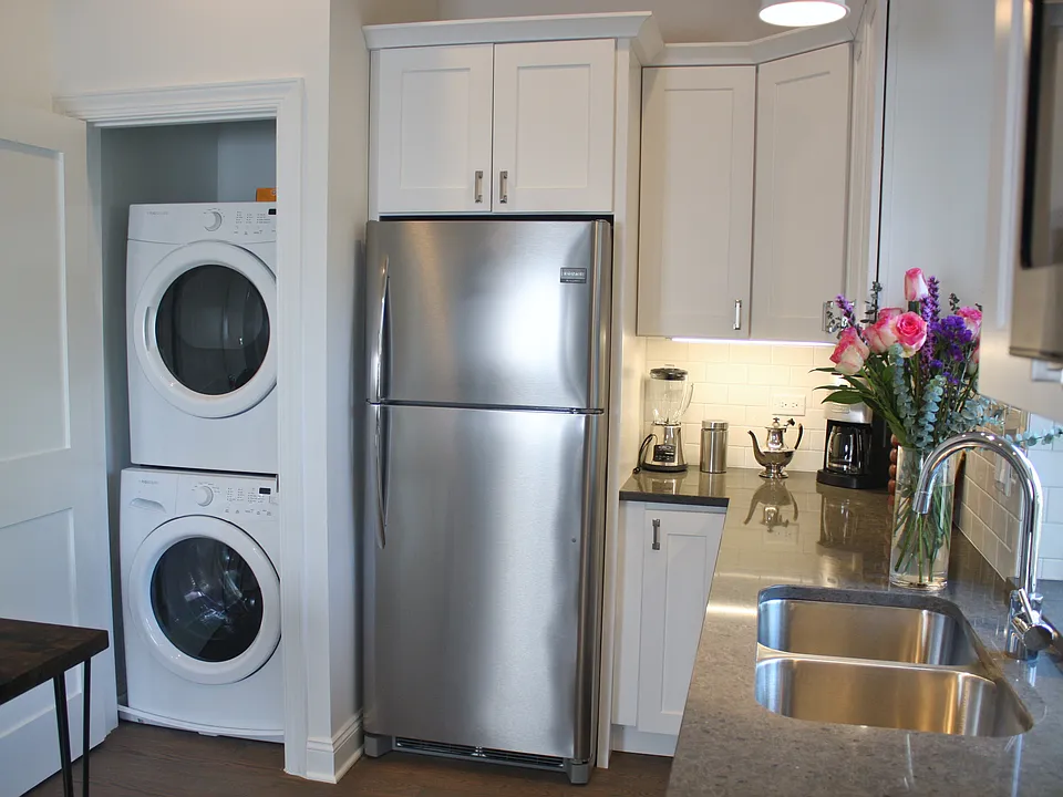 Kitchen and washer/dryer