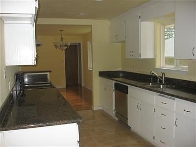 Excellent floor plan for entertaining