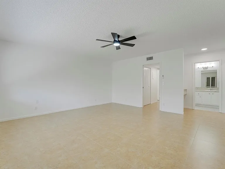 1142 Circle Ter W #C — Photo 16