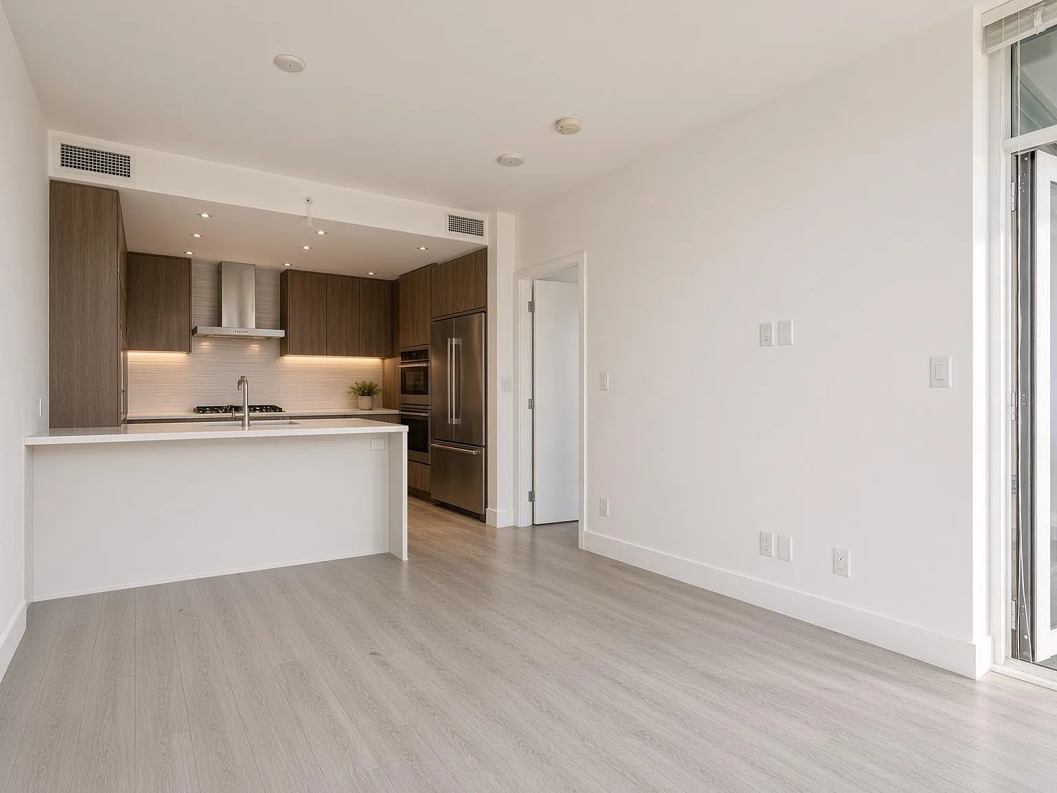 7388 Kingsway — Photo 3