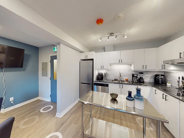 146 Osgoode St — Photo 3