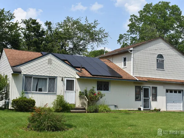 126 Lakeside Dr N, Piscataway, NJ 08854