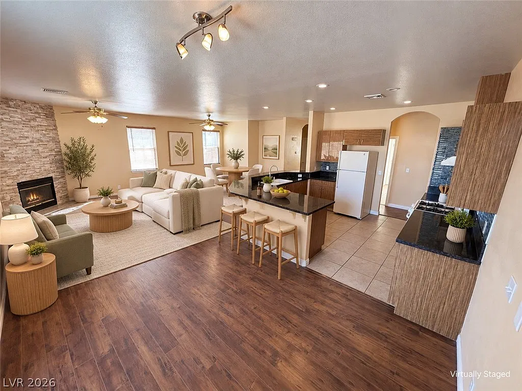 3 bed, 2.0 bath, 1485 sqft, $1,950 — Photo 3