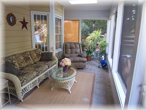 Relax on the screened porch in privacy!