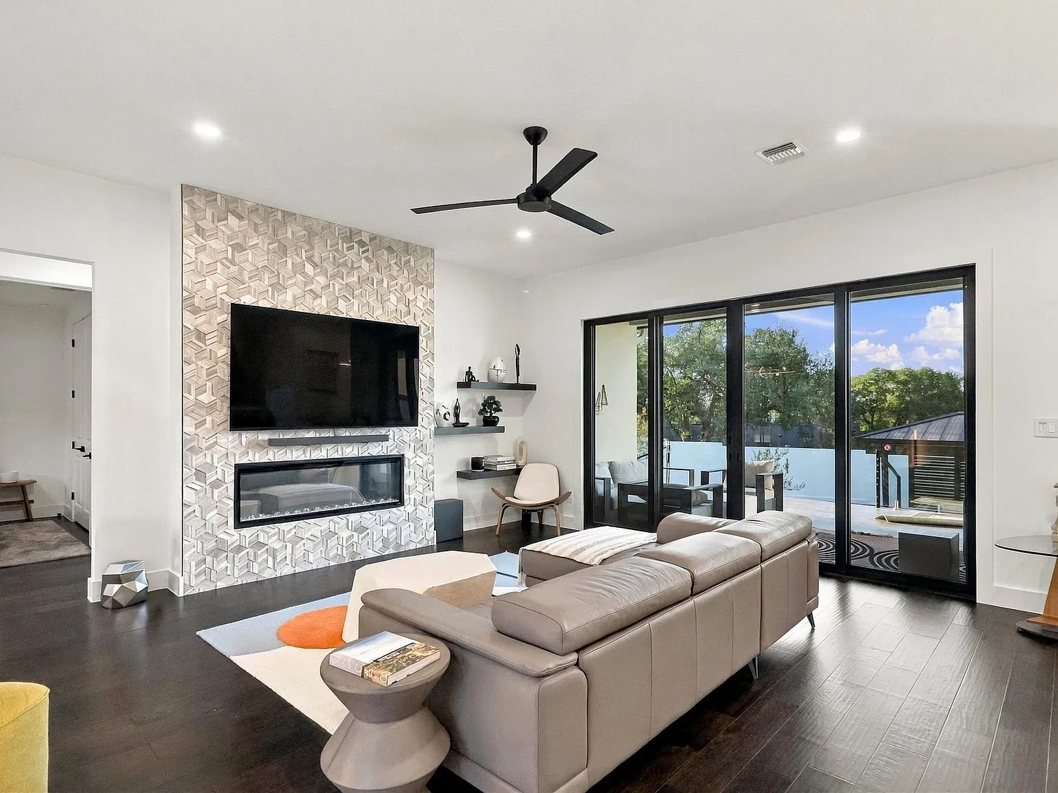 3 bed, 2.5 bath, 1962 sqft, $3,450 — Photo 1