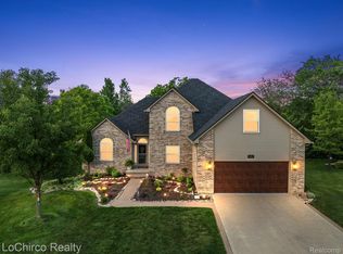 1381 Ridge View Ct, Grand Blanc, MI 48439