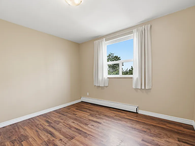 76 Aikman Ave — Photo 13