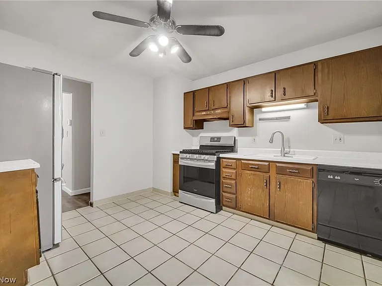 15067 Rochelle Dr — Photo 6