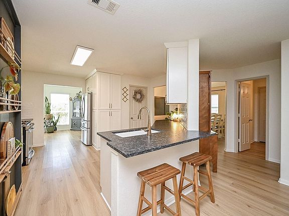 3rd image of 9889 Hyacinth Way