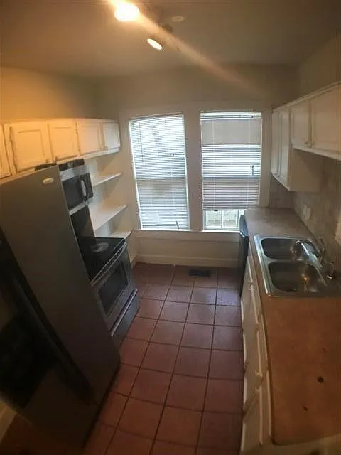 6 bed, 2.0 bath, 2150 sqft, $5,200 — Photo 4
