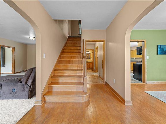 4th image of 398 E Wall St