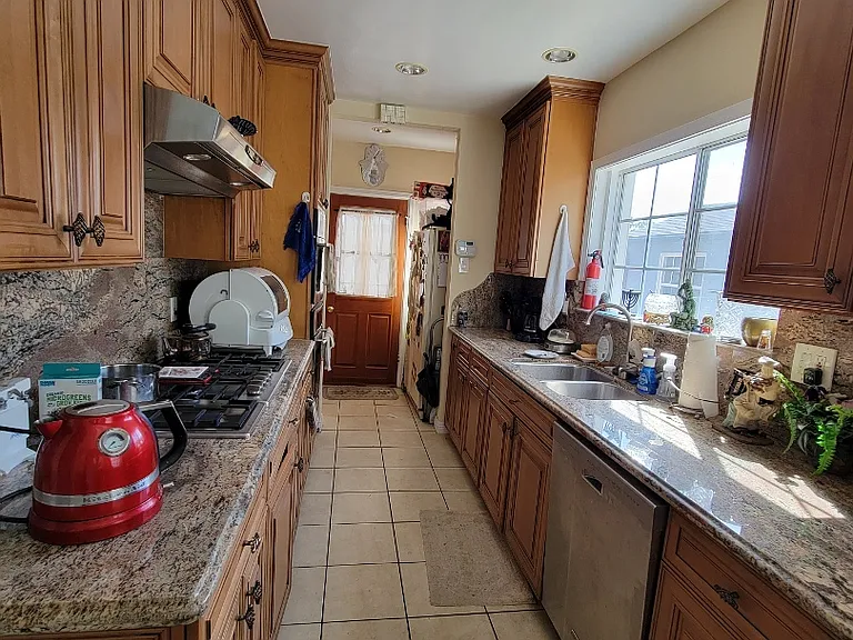 2452 Colby Ave — Photo 6