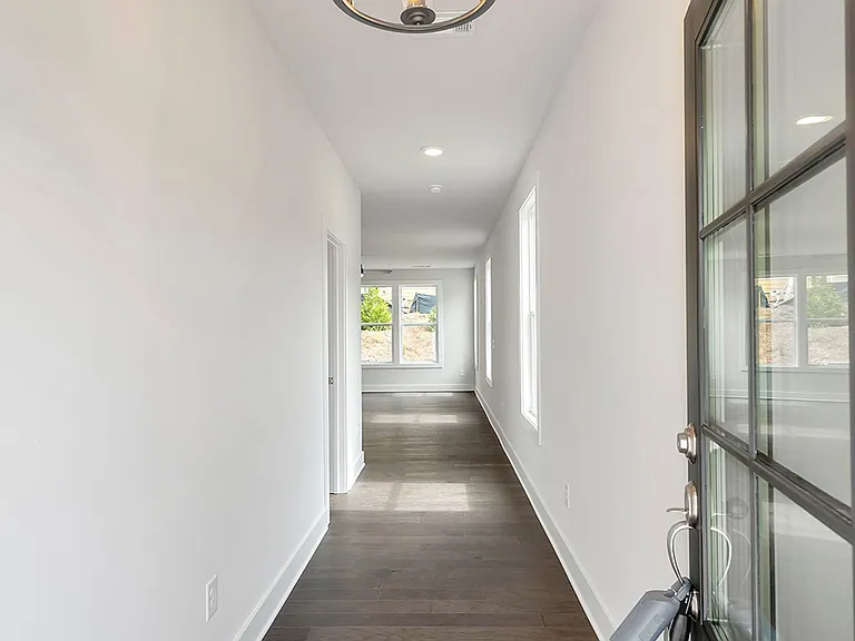 1258 Winterhaven Dr — Photo 2