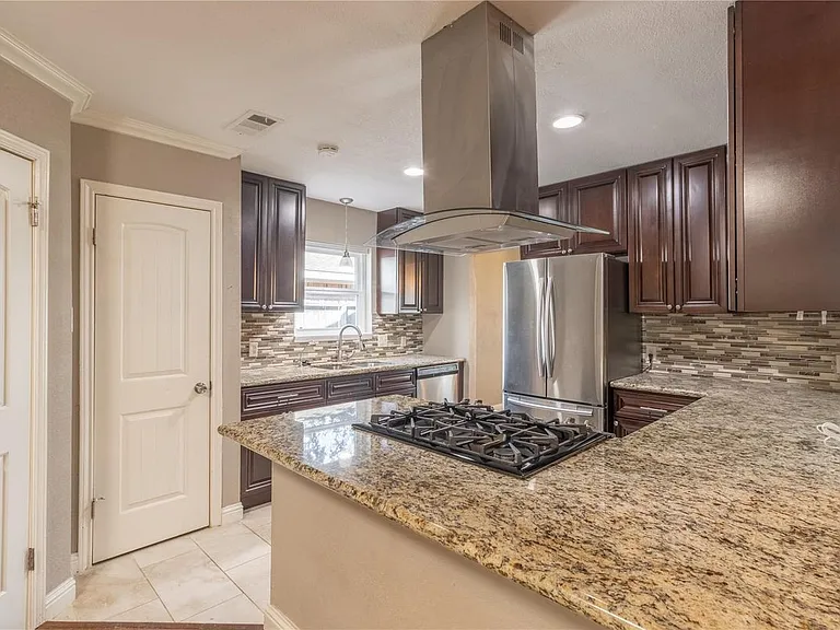 8419 Sharpview Dr — Photo 7