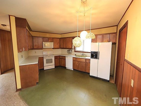 5th image of 306 N Estes Dr