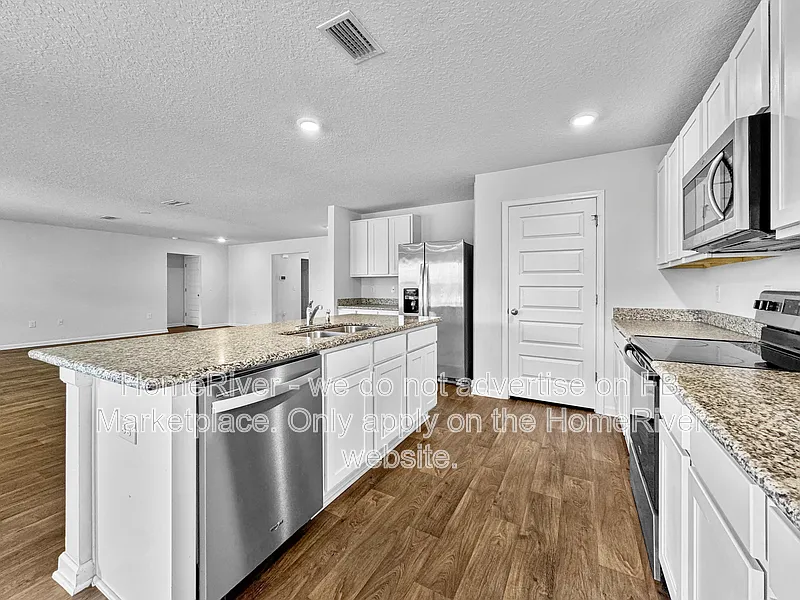 4 bed, 2.0 bath, 2230 sqft, $2,200 — Photo 2