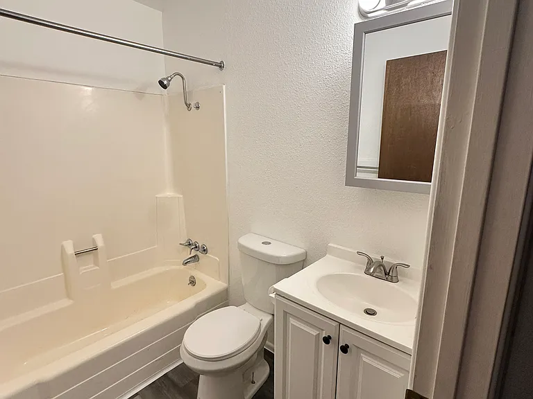 2805 E 22nd St #D — Photo 5